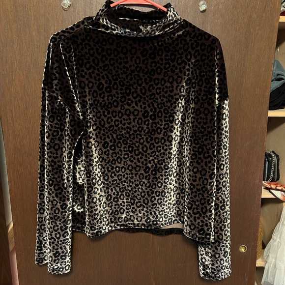 Victoria’s Secret Sport Top Cheetah Velvet Long-sleeved Small - Picture 2 of 3